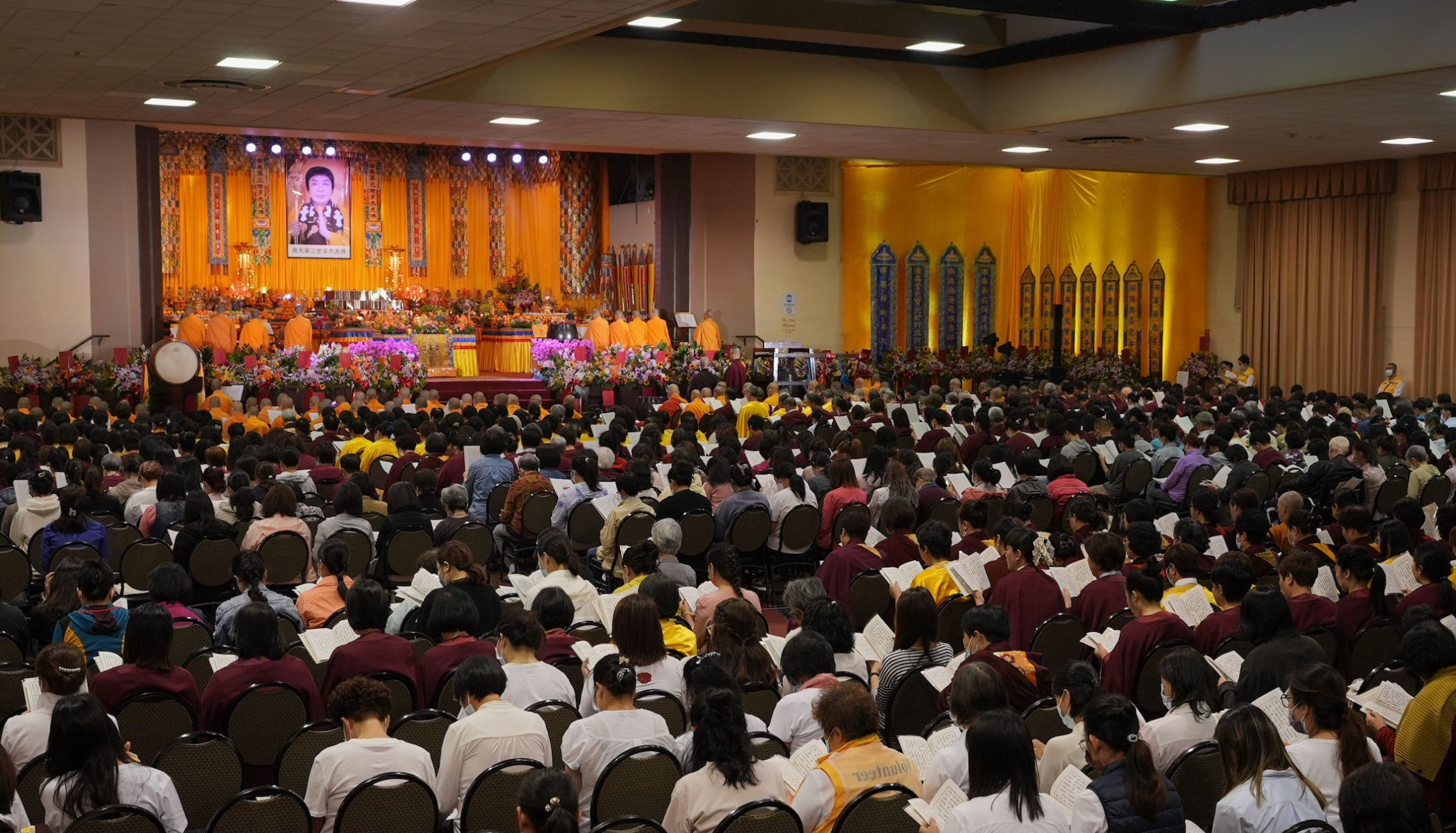 恭迎南無第三世多杰羌佛佛誕暨《南無第三世多杰羌佛經藏總集》法會，世界各地的佛弟子們一千多人齊聚祝賀。