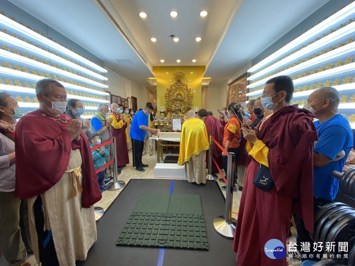 台灣世界佛教正心會8日於台北市中正區重慶南路一段139號一樓文殊院公開舉行了正規的「金剛鉤拿杵上座」測試