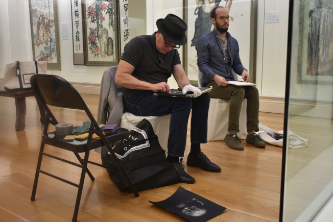 紐約藝術學院教務長德雷克（左）和他的學生（右）在舊金山美國國際藝術館進行臨摹作業。（記者黃少華╱攝影）