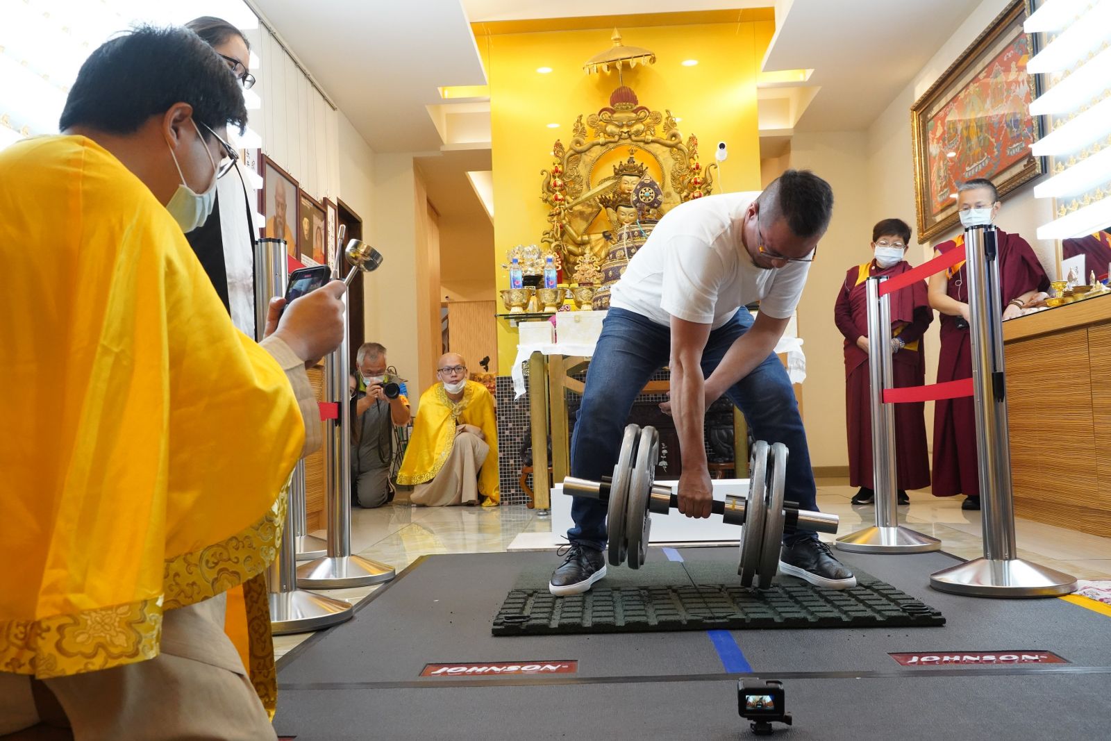 金剛鉤拿杵上座測試參加者用金剛槓提起二百磅提拿離地，取得使用金剛鉤測試資格。